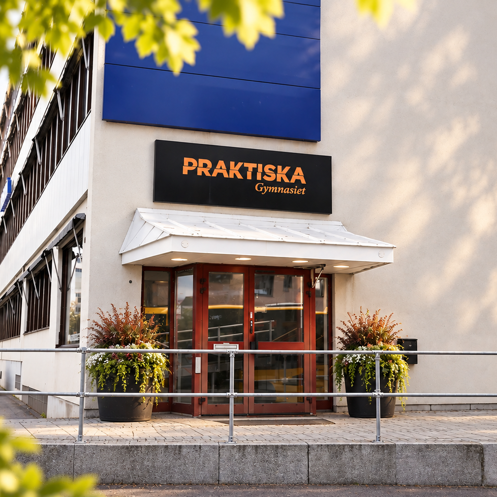 Praktiska gymnasiets ingång.