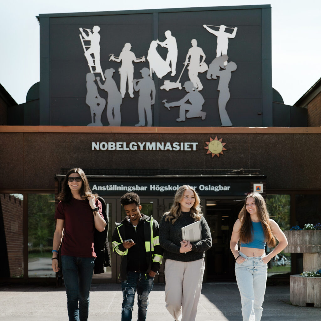 Fyra ungdomar framför Nobels entré.