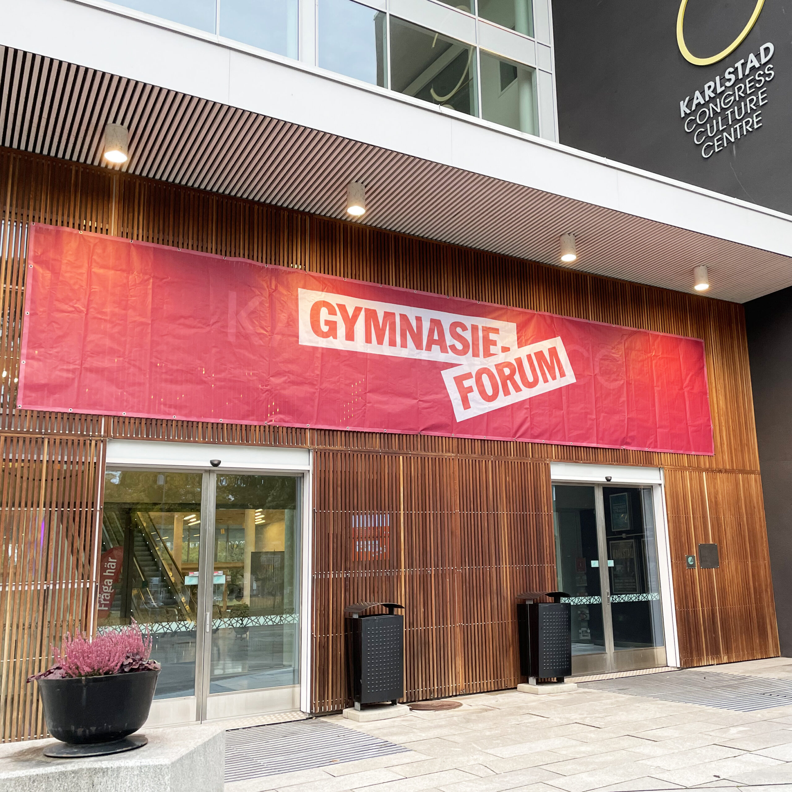 Entré till KCCC med Gymnasieforum-vepa ovanför entrén.