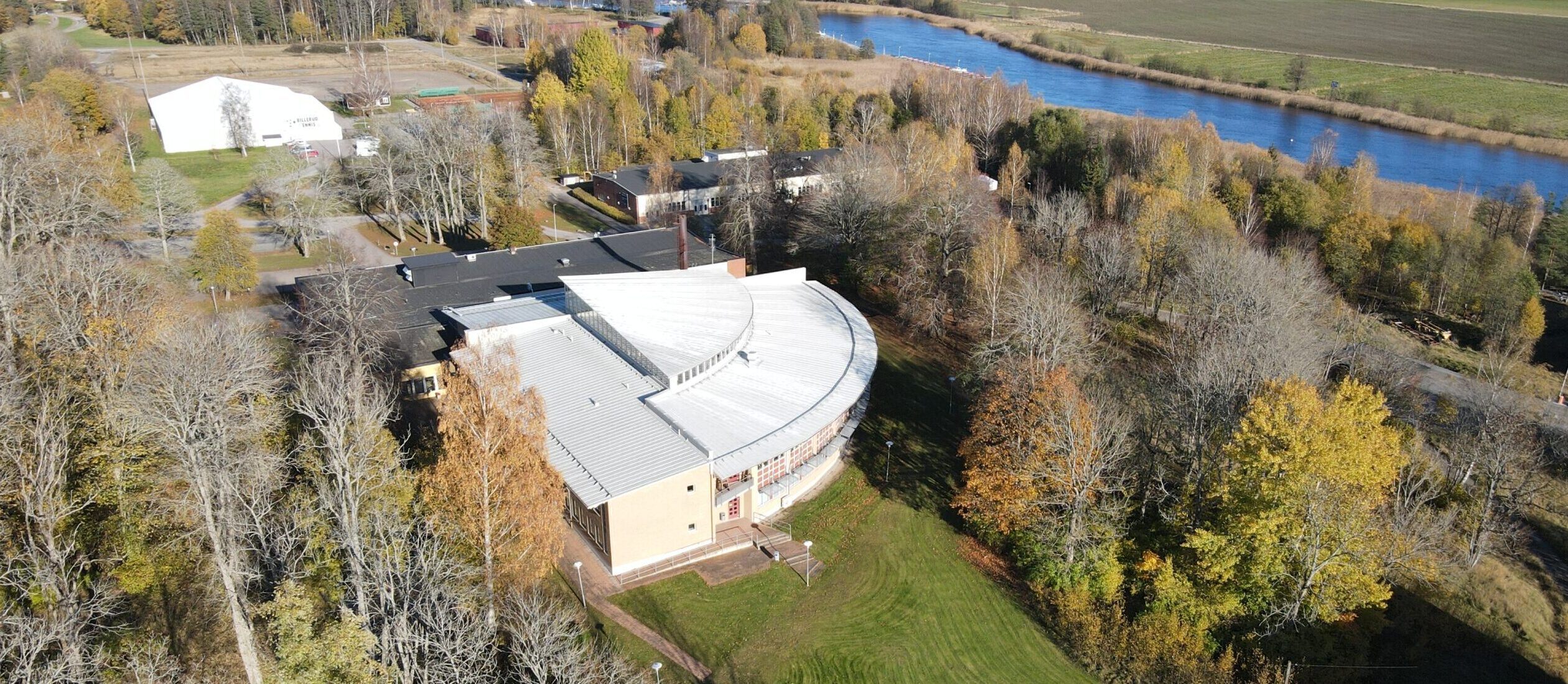 Vy över skog och en byggnad.