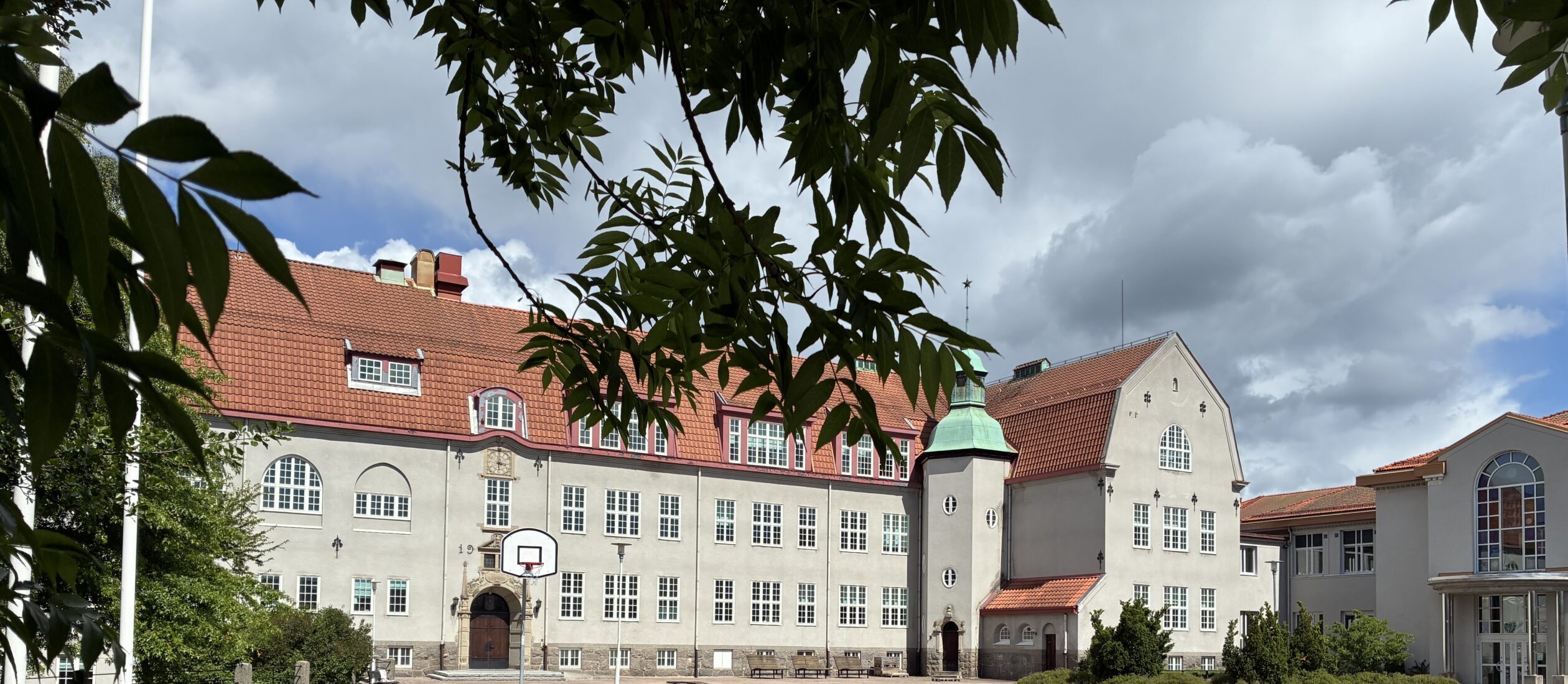 En skolbyggnad.